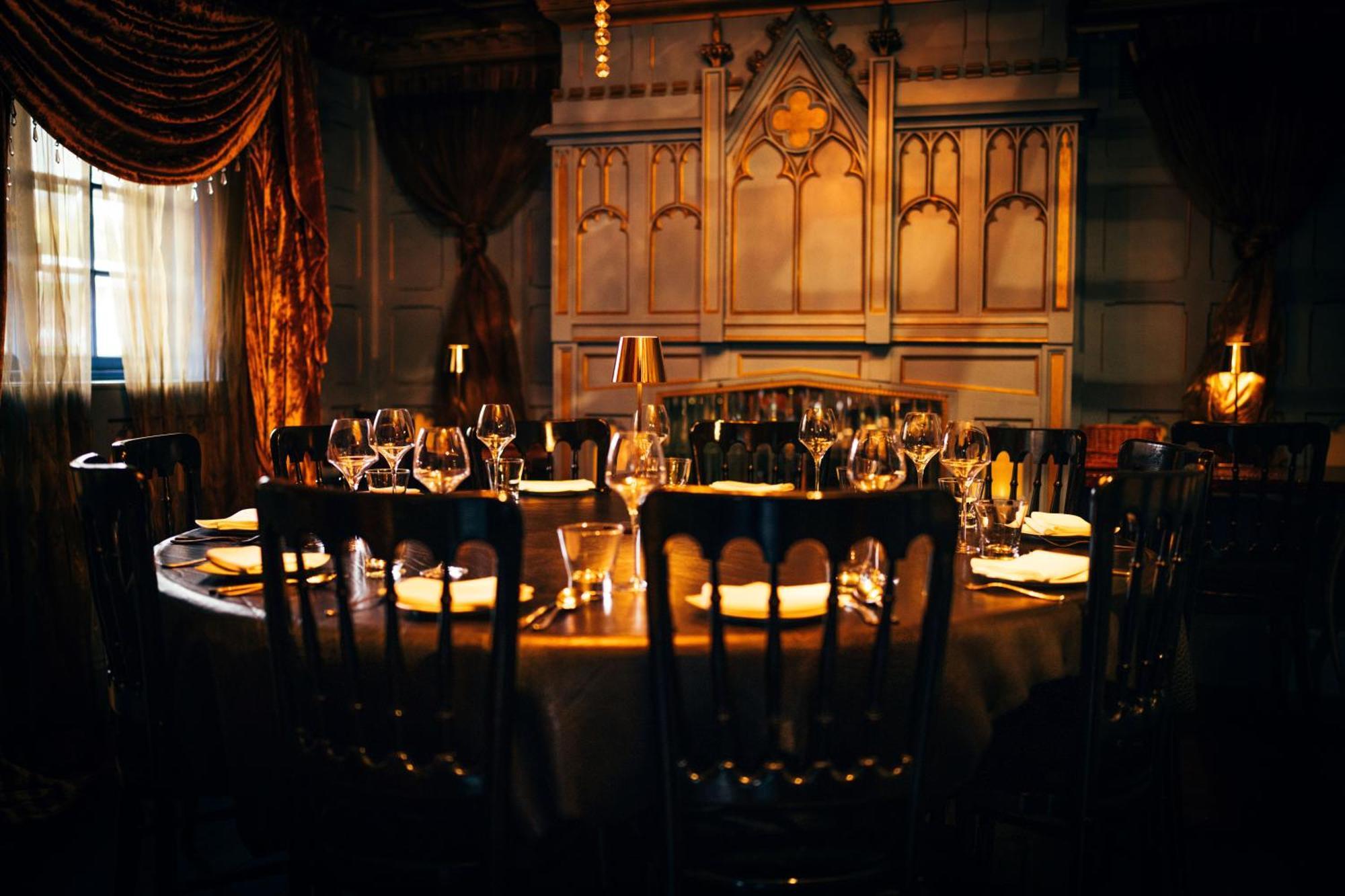 Hotel Crazy Bear Beaconsfield Zewnętrze zdjęcie The dining room at the restaurant