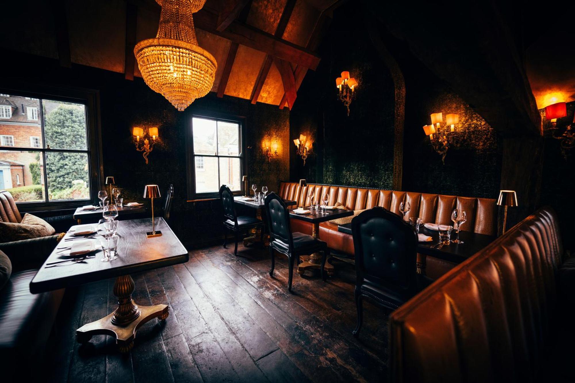 Hotel Crazy Bear Beaconsfield Zewnętrze zdjęcie The interior of the restaurant