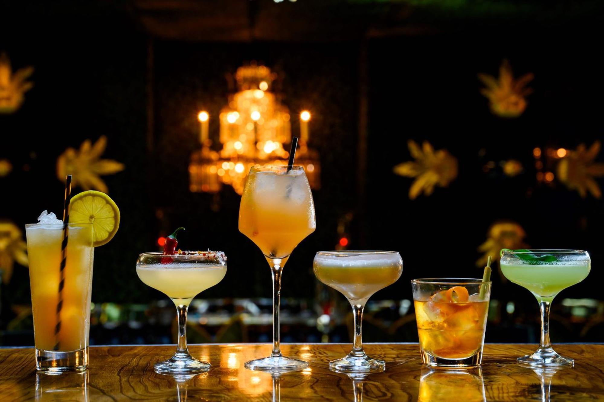 Hotel Crazy Bear Beaconsfield Zewnętrze zdjęcie Cocktails at the bar