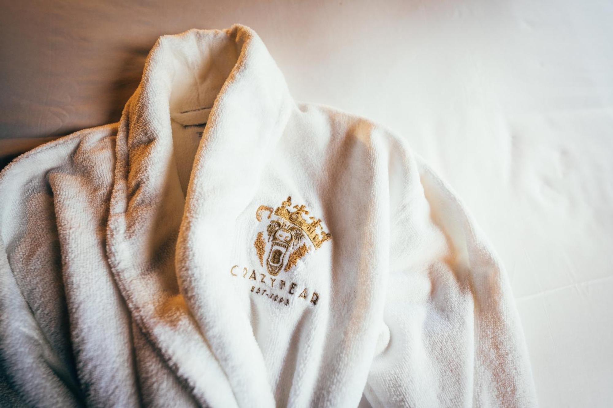 Hotel Crazy Bear Beaconsfield Zewnętrze zdjęcie A bathrobe