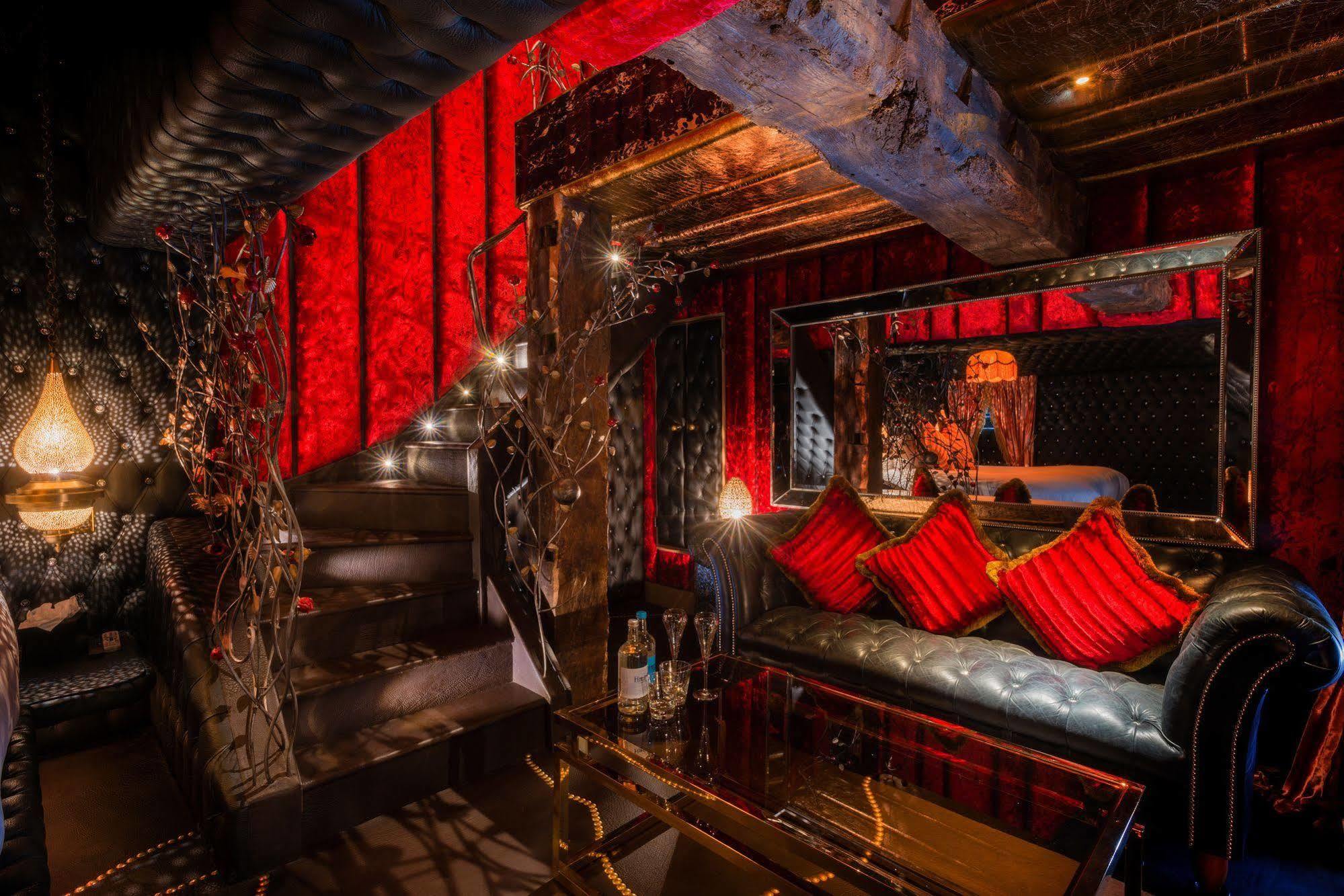Hotel Crazy Bear Beaconsfield Zewnętrze zdjęcie Interior of the nightclub